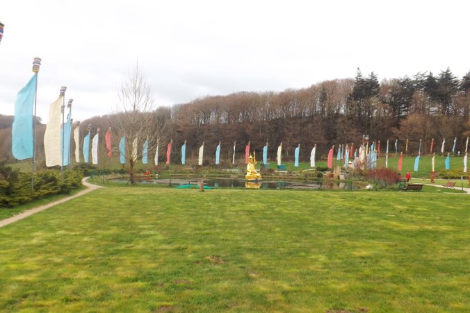 bouddha milieu du bassin lerab ling