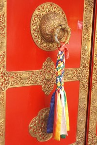 detail de la porte d'entree du temple de lerab ling