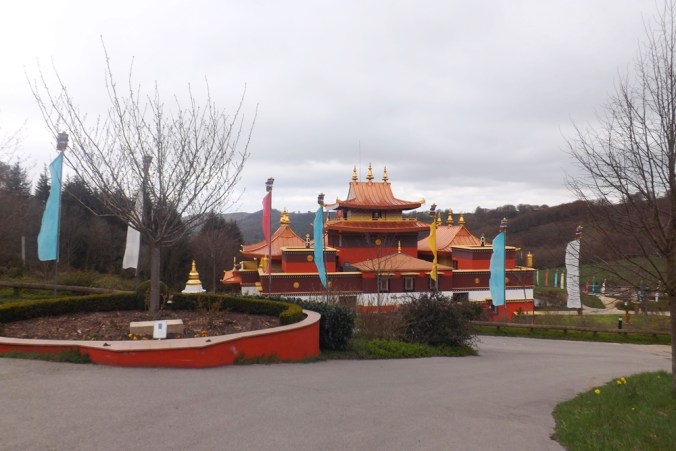 temple lerab ling et drapeaux