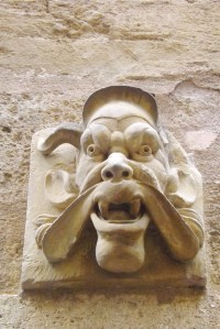 tete sculptee facade pezenas