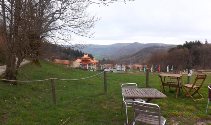 vue sur le temple depuis la terrasse de l'accueil