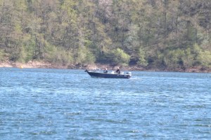 barque sur le lac de pont de salars