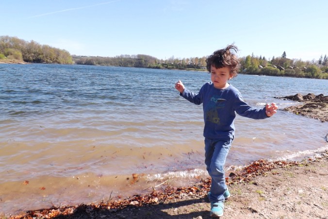 matthieu au bord de l'eau