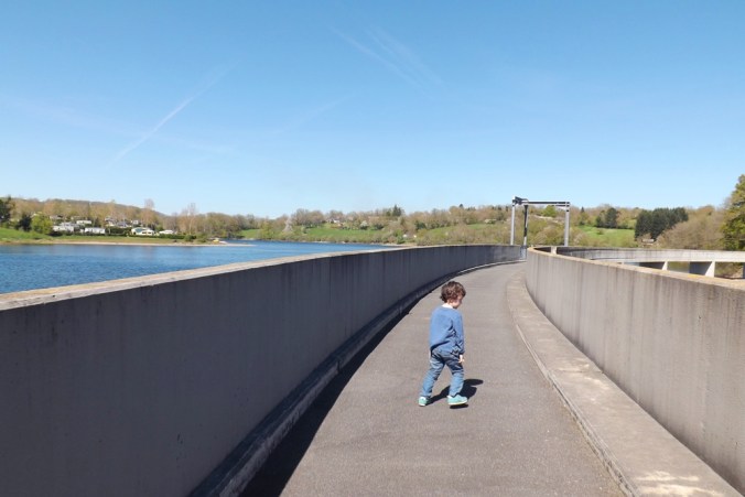 matthieu sur le barrage du lac de pont de salars