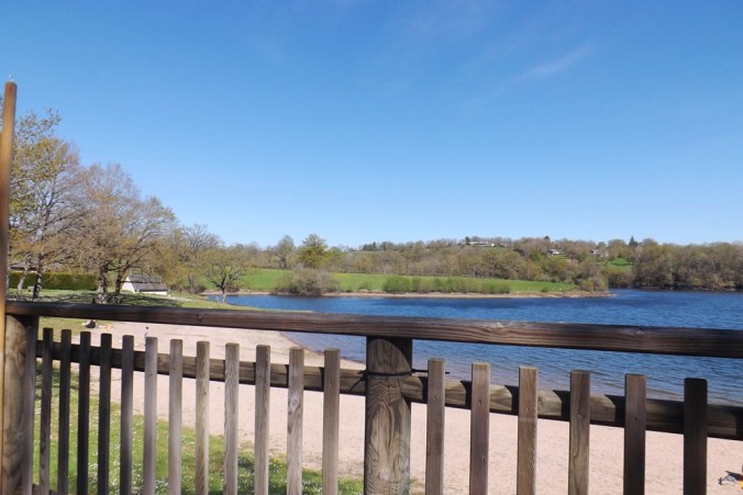 vue sur le lac du pont de salars depuis le bar