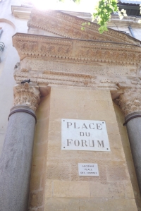 colonne place du forum arles