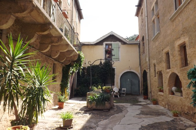 cour hotelerie bat d'argent pezenas