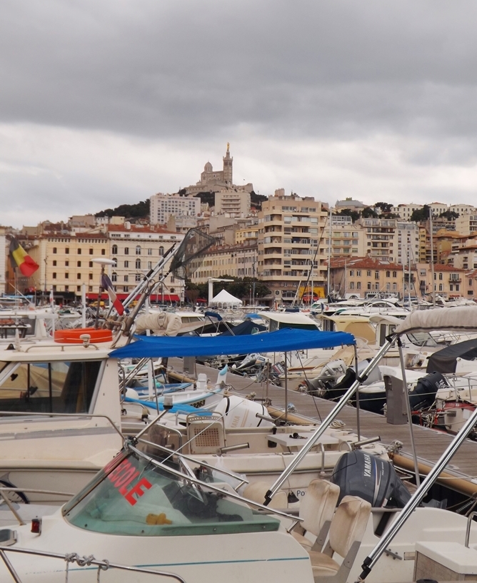 notre dame vue depuis le vieux port de marseille