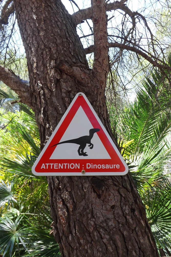 panneau interdit dinosaures meze