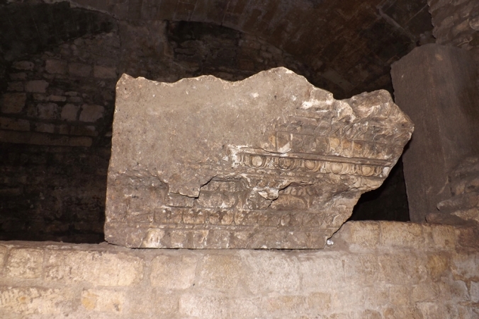 pierre sculptee arles cryptoportique