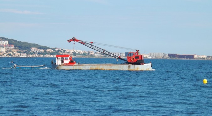 bateau barge sur etang de thau meze