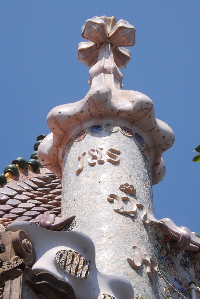 detail facade casa battlo
