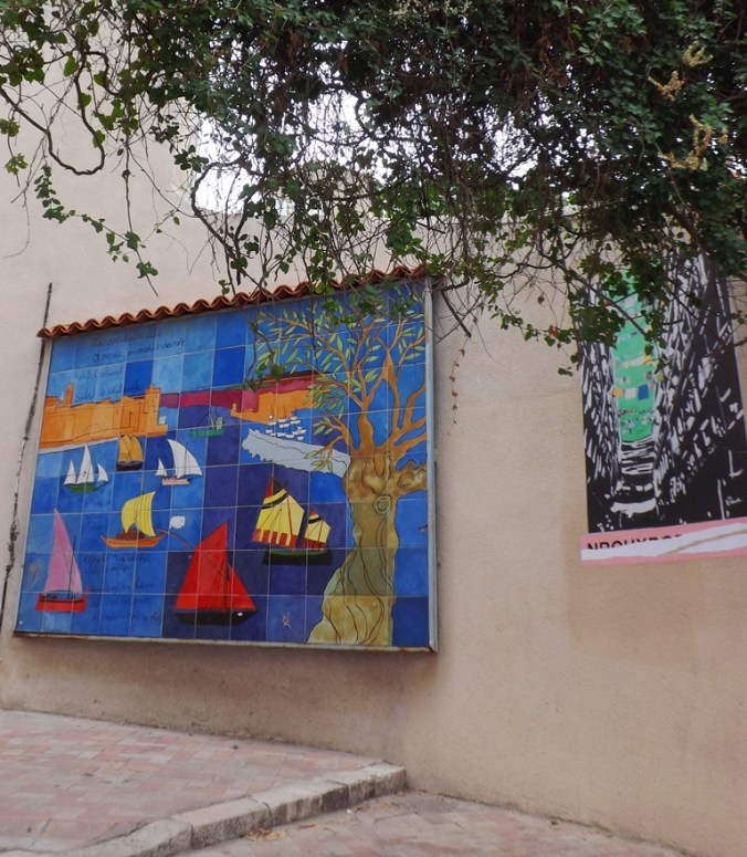 en bas de la montee des accoules