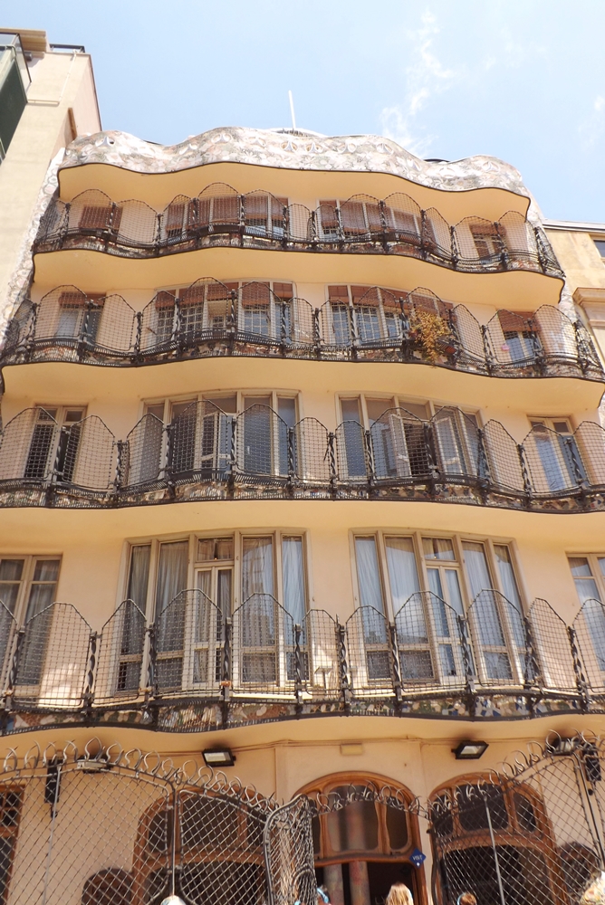 facade casa batllo vue depuis la terrasse privee