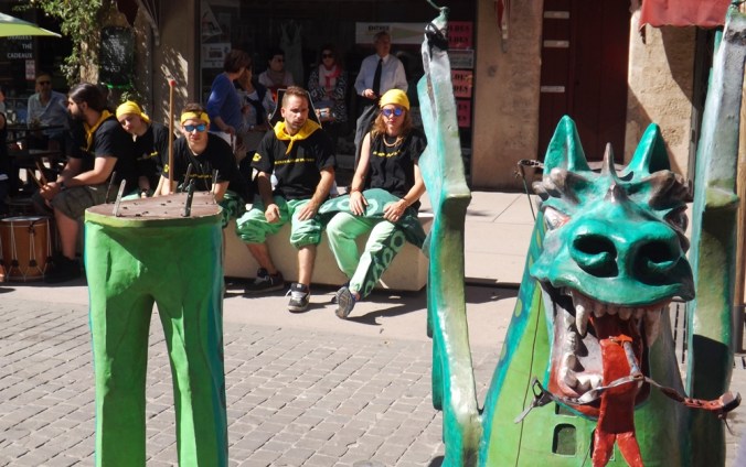 le drac el parellot avec ses musiciens a pezenas