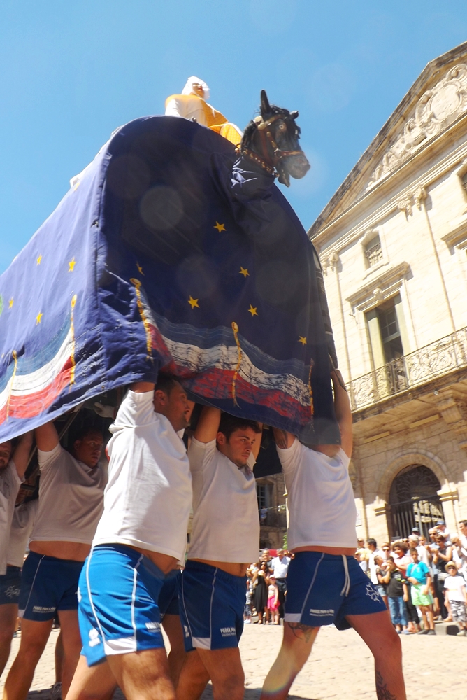 les porteurs et le poulain de pezenas