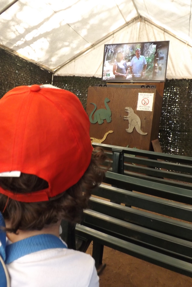 matthieu devant le film du musee parc des dinosaures de eze