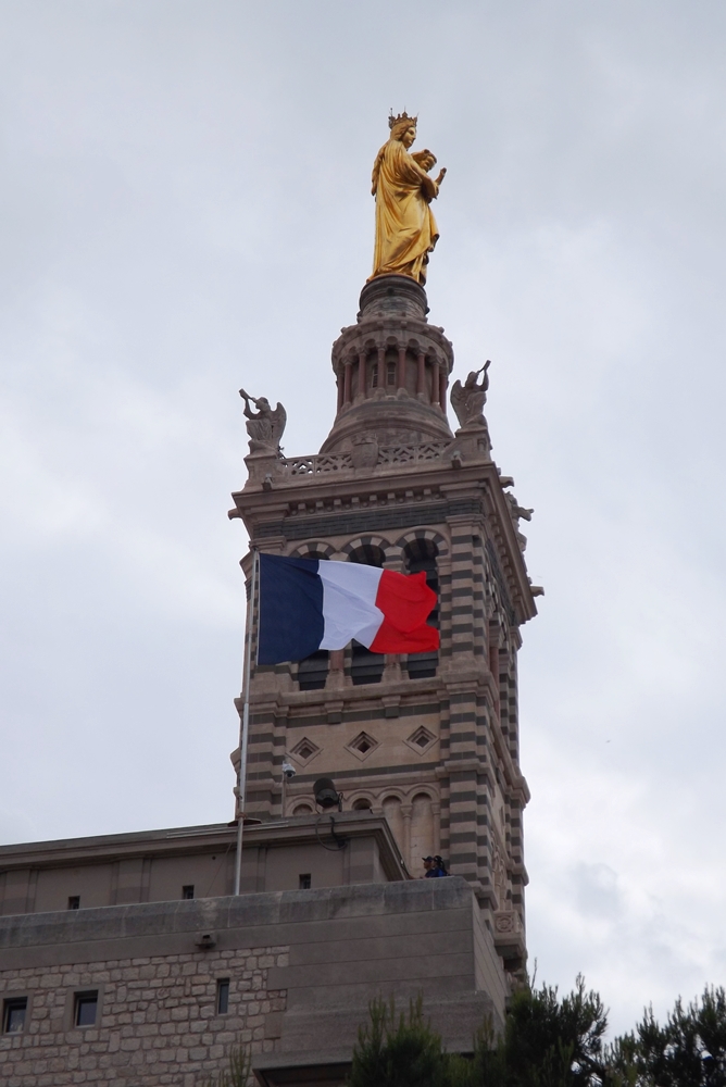 notre dame marseille statue et drapeau