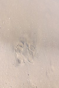 traces de pas dans le sable