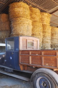 vieille voiture dans la paille