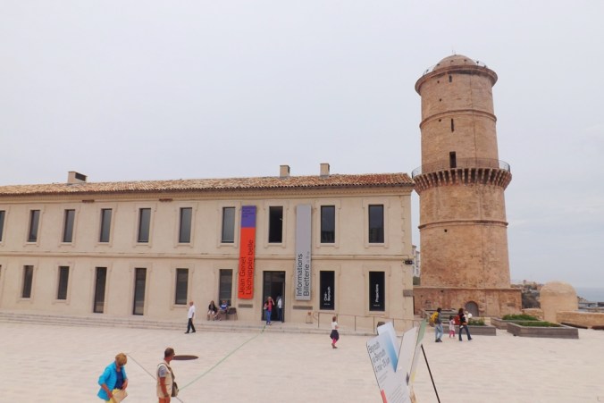 esplanade-devant-expo-jean-genet-mucem-marseille