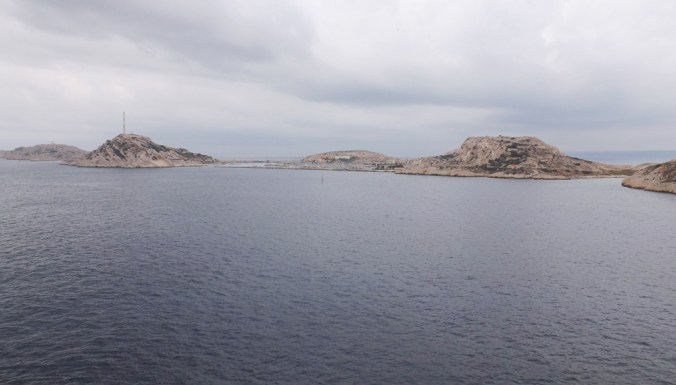 la-vue-sur-iles-du-frioul-depuis-sommet-tour-chateau-dif-marseille