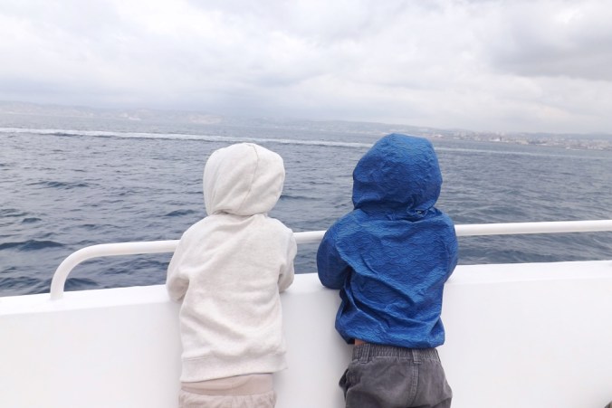 les-garcons-sur-le-bateau-vers-le-chateau-dif