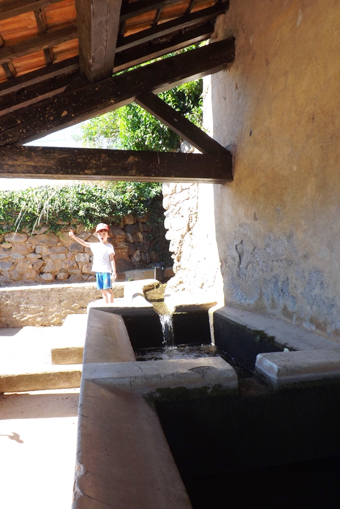matthieu-devant-le-lavoir-de-vailhan
