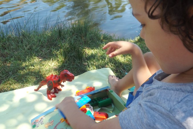 matthieu-joue-sur-le-bord-du-lac-des-olivettes