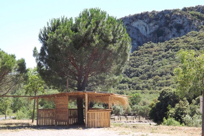 paillote-parking-vailhan-lac-des-olivettes