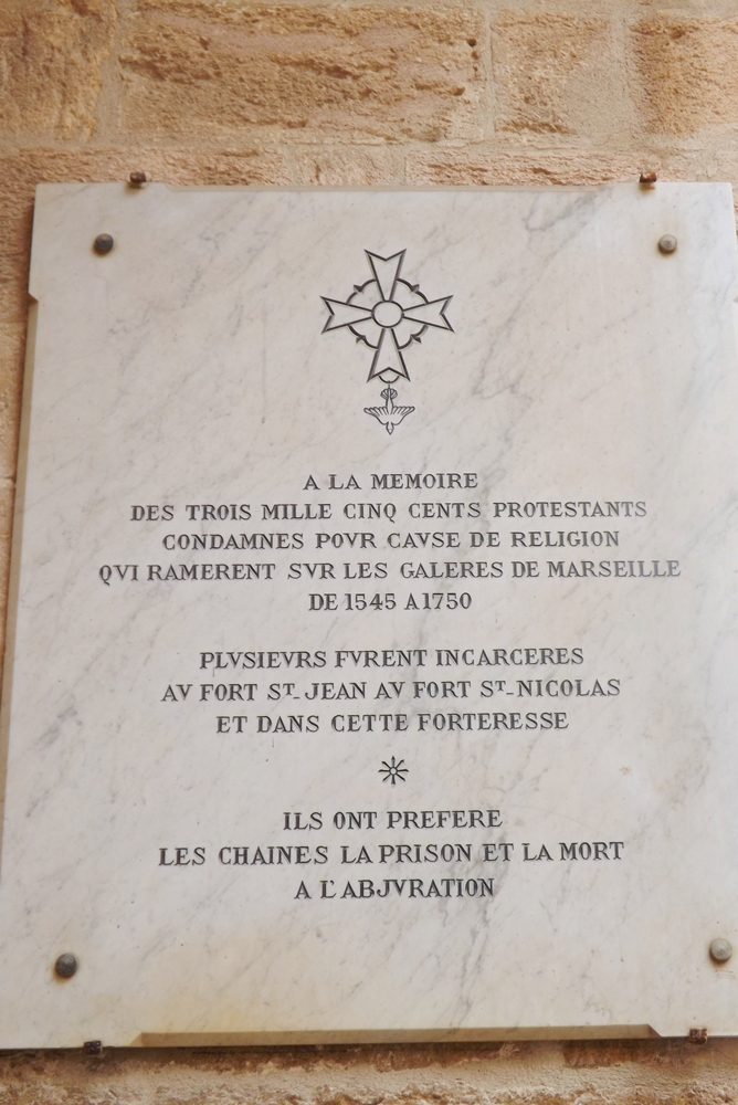 plaque-memoire-huguenots-enfermes-au-chateau-dif-marseille