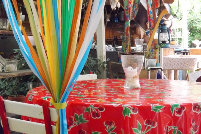 table-nappe-rouge-resto-la-passarelle-marseille