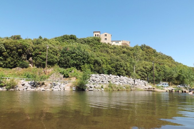 vue-sur-vailhan-depuis-le-lac