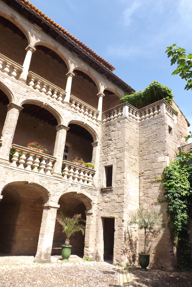 la-loggia-et-lescalier-de-lhotel-dalfonce-pezenas