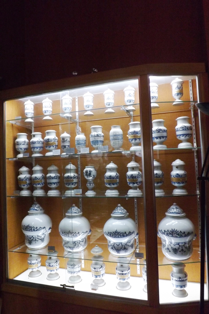 collection-de-pots-pharmacie-musee-vulliod