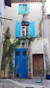 volets-bleus-et-trotinette